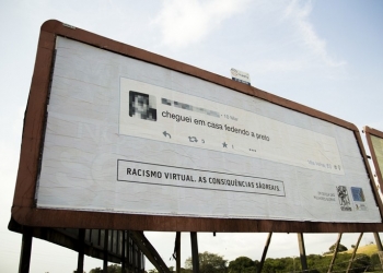 Campanha espalha outdoors com falas racistas próximo a casa dos autores