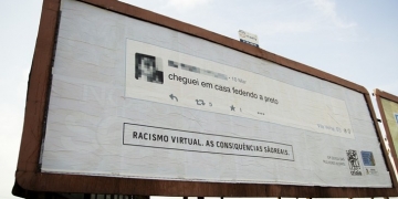 Campanha espalha outdoors com falas racistas próximo a casa dos autores