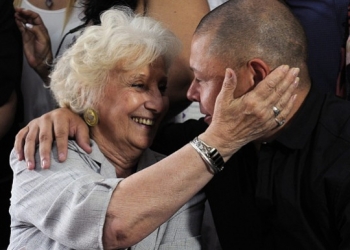 Homem reencontra mãe 39 anos após separação pela ditadura