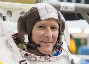 Astronauta liga para número errado do espaço