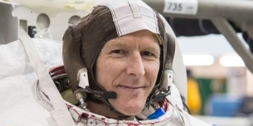 Astronauta liga para número errado do espaço