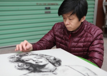 Barbeiro chinês recria retratos com fios de cabelo dos outros