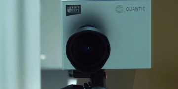 Câmera capaz de filmar objetos atrás de paredes