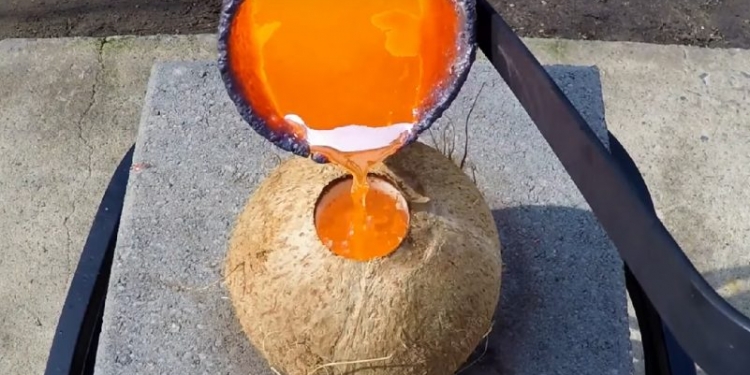 Vídeo mostra reação de cobre derretido despejado em coco