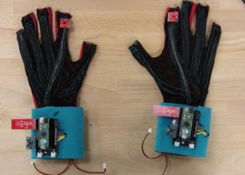 Luvas traduzem linguagem de sinais simultâneamente