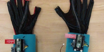 Luvas traduzem linguagem de sinais simultâneamente