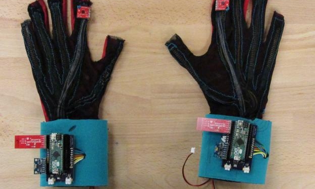 Luvas traduzem linguagem de sinais simultâneamente