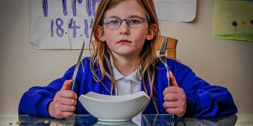 Essa menina não sente dor, fome ou sono