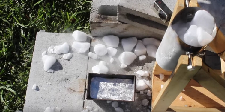 O que acontece se você misturar alumínio fundido, gelo seco e nitrogênio líquido?