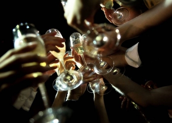 Descubra como brindar em 20 idiomas diferentes. Saúde!