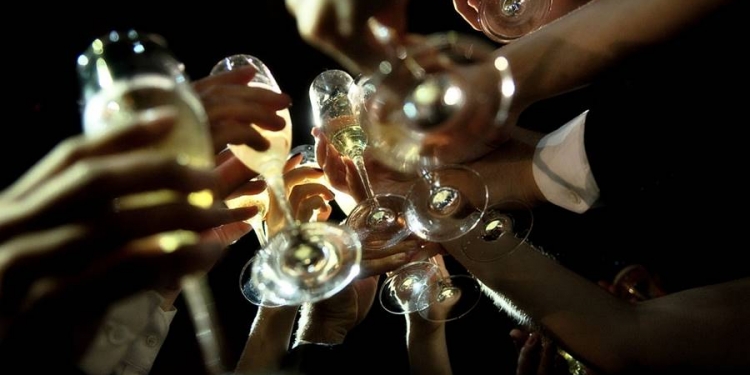 Descubra como brindar em 20 idiomas diferentes. Saúde!