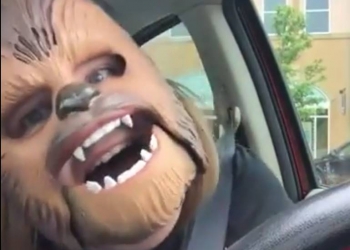 Tente não rir da alegria desse Chewbacca