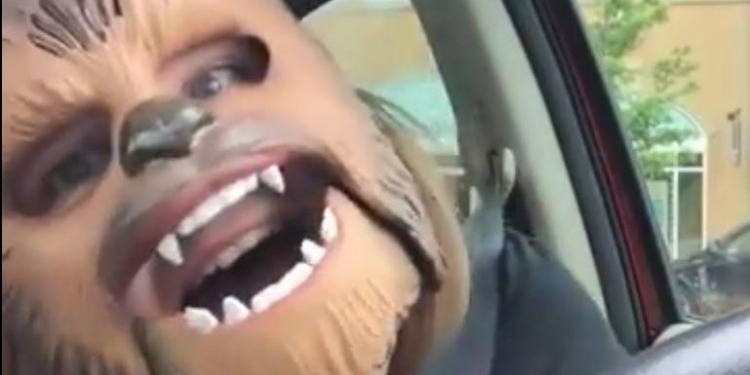 Tente não rir da alegria desse Chewbacca