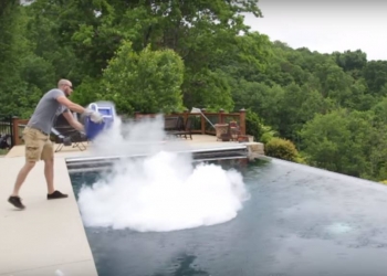 Já teve vontade de jogar gelo seco na piscina?
