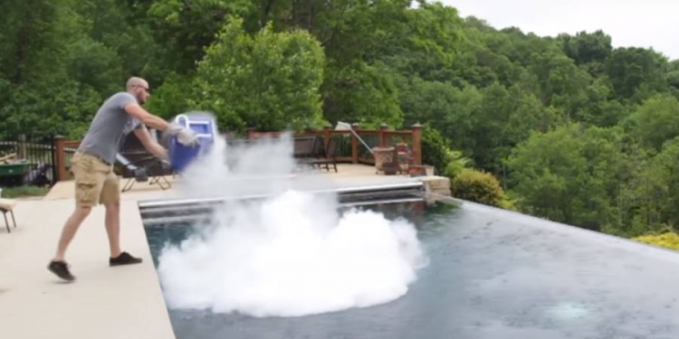 Já teve vontade de jogar gelo seco na piscina?