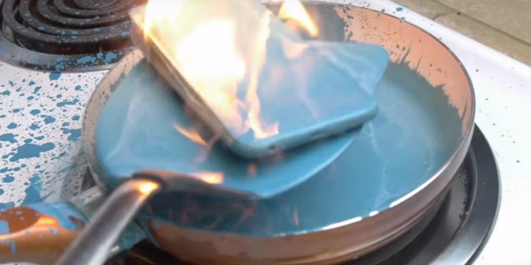 Nunca coloque seu celular em giz de cera fervendo