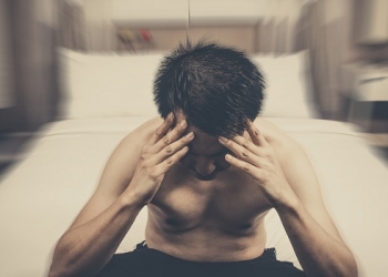 Doença rara mantém vítima acordada para sempre