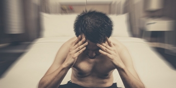 Doença rara mantém vítima acordada para sempre