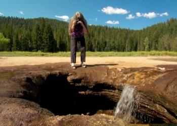 Esse lago inteiro é sugado por um buraco