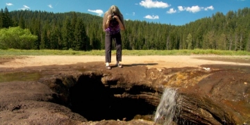Esse lago inteiro é sugado por um buraco