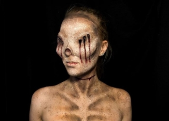 Com 16 anos essa garota é literalmente um monstro com maquiagem