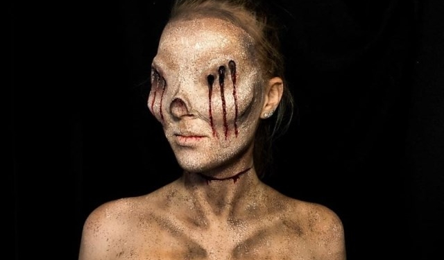 Com 16 anos essa garota é literalmente um monstro com maquiagem