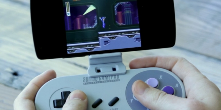 Controle permite jogar Nintendo no seu smartphone