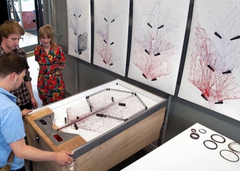 Máquina de Pinball adaptada cria telas de pintura