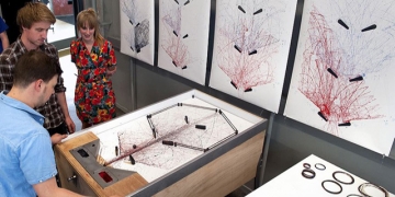 Máquina de Pinball adaptada cria telas de pintura