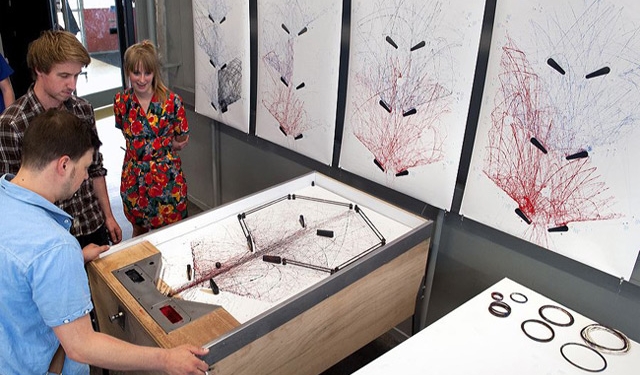 Máquina de Pinball adaptada cria telas de pintura