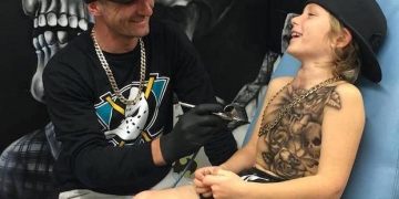 Você precisa ver esse cara “tatuando” crianças internadas