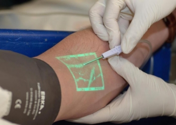 Máquina localiza veia e dispensa múltiplos furos