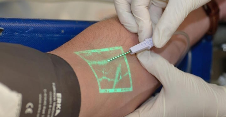 Máquina localiza veia e dispensa múltiplos furos