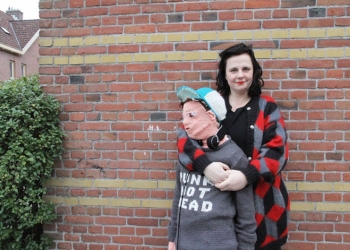 Holandesa cria boneco para abraçar no lugar do filho