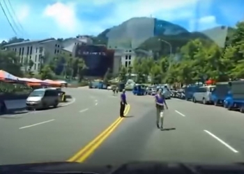 Chineses se jogam contra carros por indenização