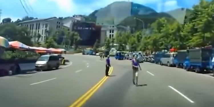 Chineses se jogam contra carros por indenização