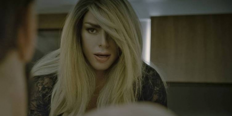 Cauã Reymond vive mulher em clipe musical