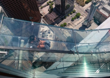 Prédio inaugura um escorregador de vidro a 300m de altura