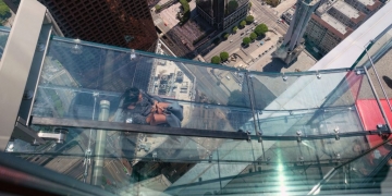 Prédio inaugura um escorregador de vidro a 300m de altura