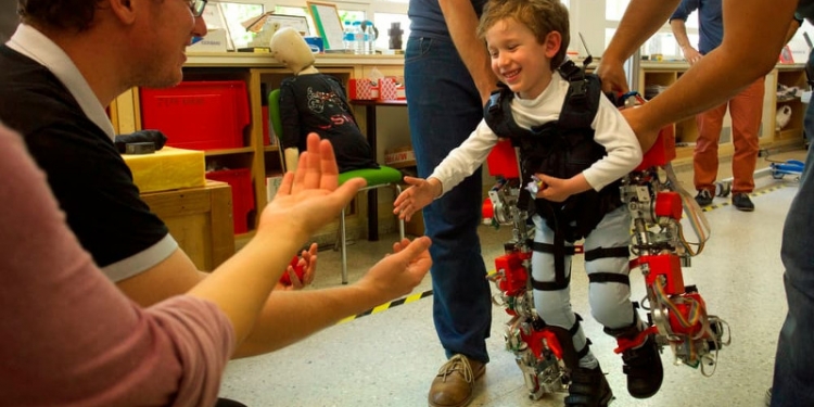 Exoesqueleto espanhol ajuda crianças a andarem