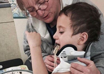 Mulher salva menino de 4 anos de ser decapitado