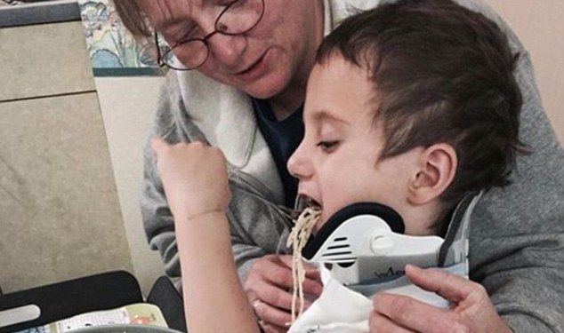 Mulher salva menino de 4 anos de ser decapitado