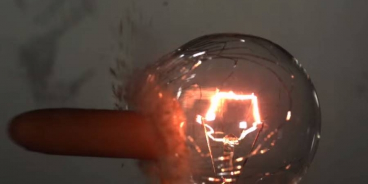 Essa arma de cenouras produz colisões incríveis e perigosas