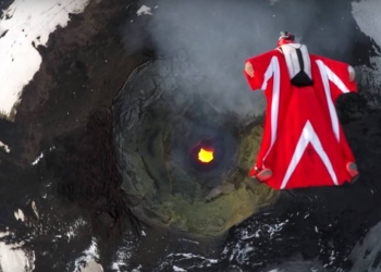 Essa mulher sobrevoou um vulcão em erupção
