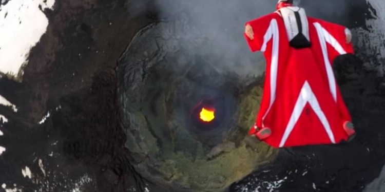 Essa mulher sobrevoou um vulcão em erupção