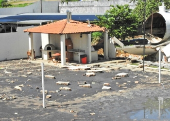 Nojento: rede de esgote rompe e inunda churrasco