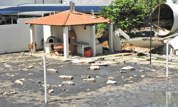 Nojento: rede de esgote rompe e inunda churrasco