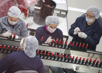 Como batons e esmaltes são feitos?