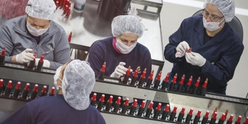 Como batons e esmaltes são feitos?