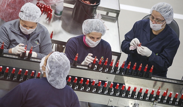 Como batons e esmaltes são feitos?